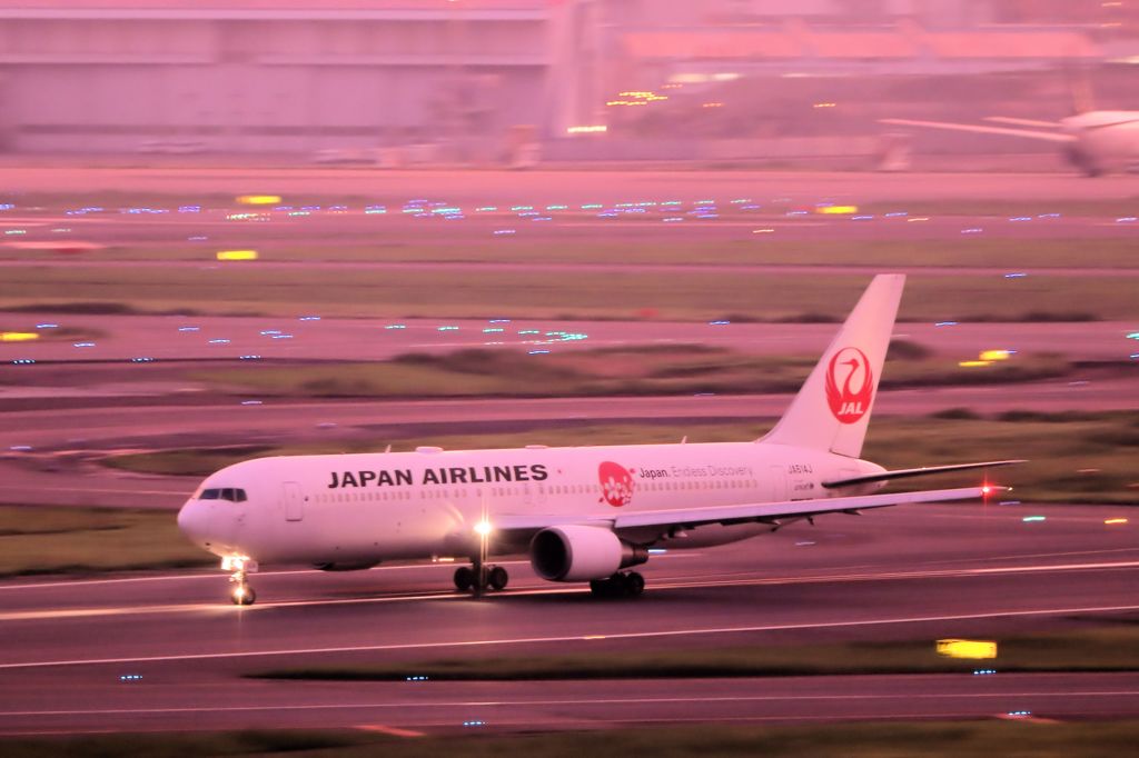 Twilight take off in HND