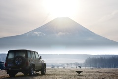 朝日を浴びる富士山と70