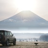 朝日を浴びる富士山と70