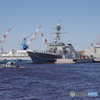 イージス艦とボート