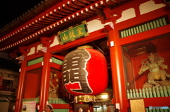 夜の雷門　斜め