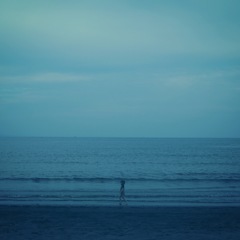 海の青、空の青