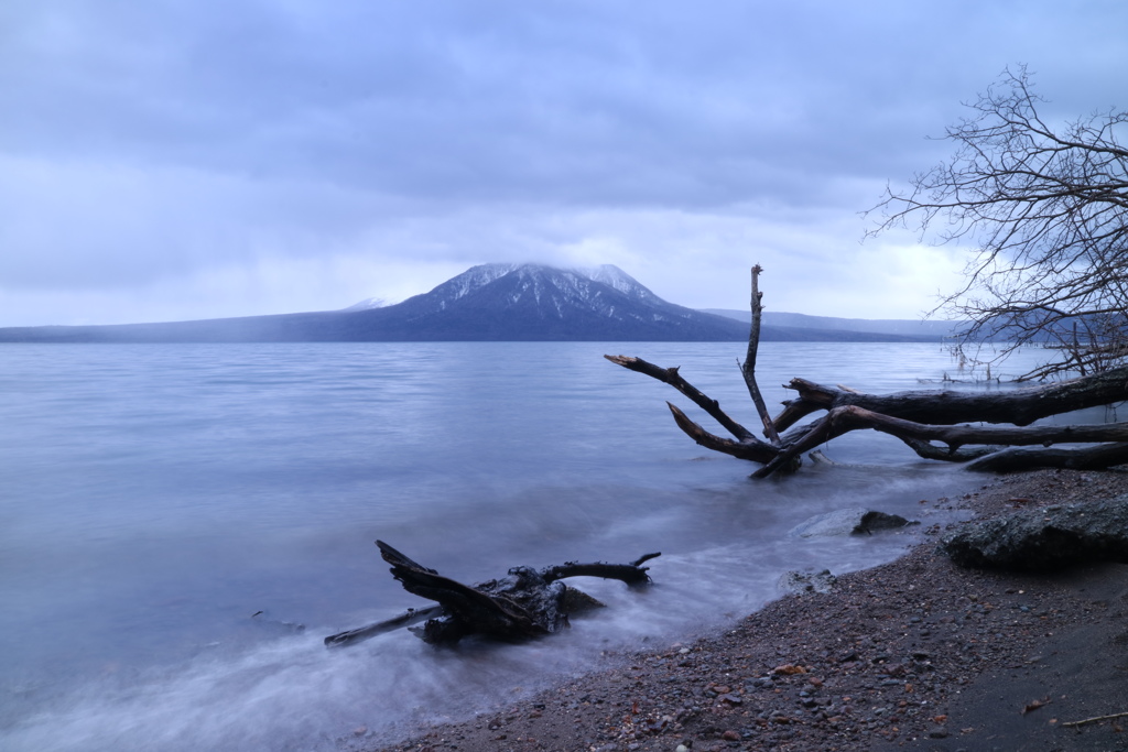 雨の支笏湖。