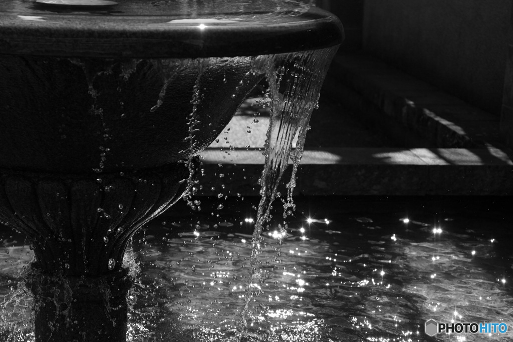 水が溢るる