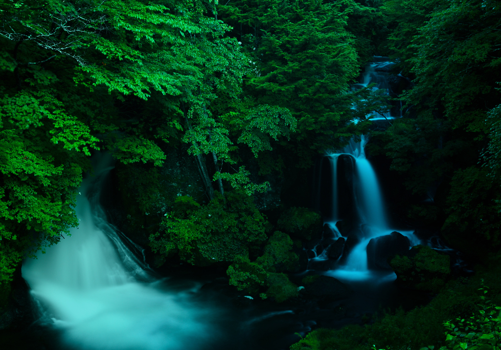 深緑の滝