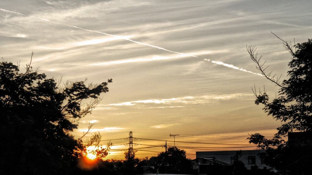 朝焼けと飛行機雲