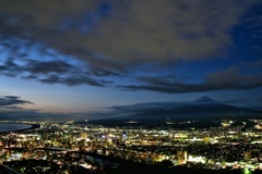 夕闇に染まる富士山