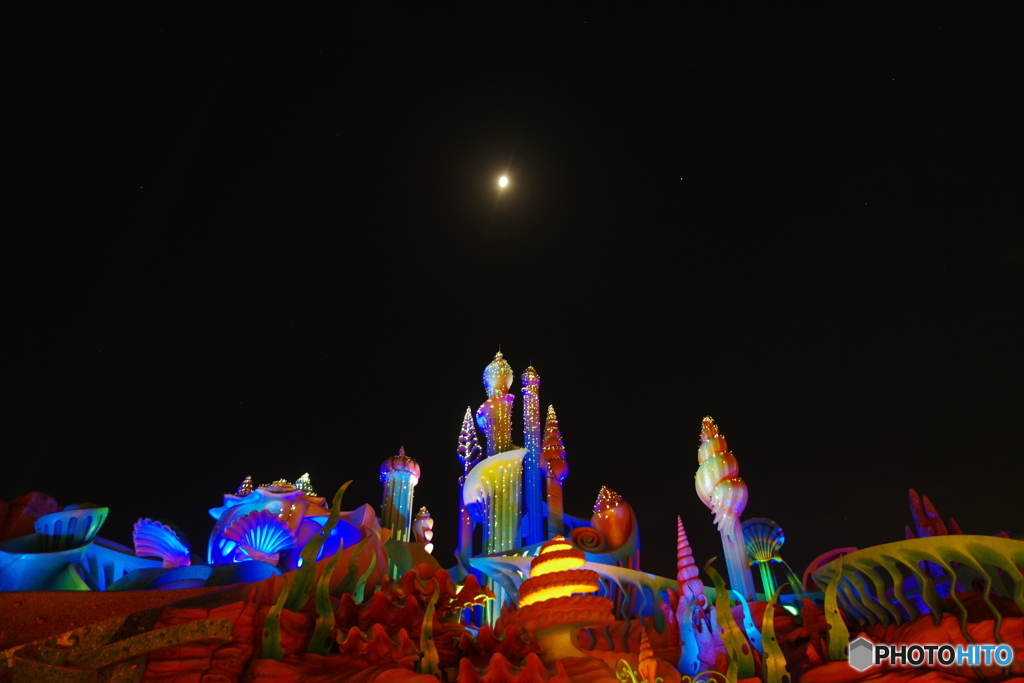 海中の城、月を見た