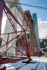 雪の餘部鉄橋とエレベーター