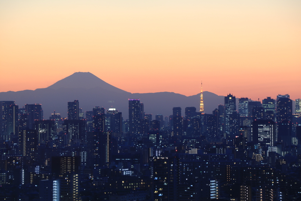 街と山のブルーアワー