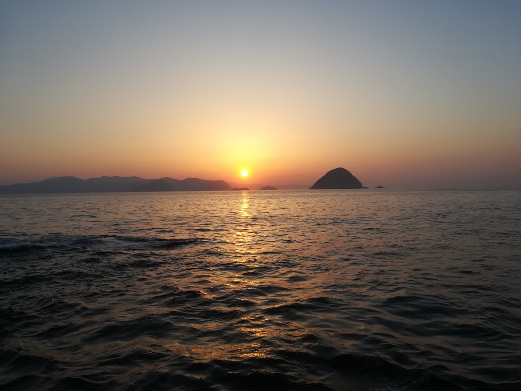 柏島と蒲葵島の間から登る朝日