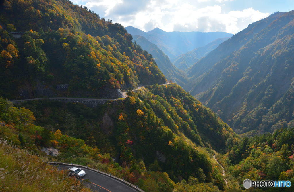 どこまでも続く山道を