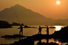 夕刻の若狭富士と釣り人達