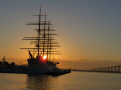帆船と日の出
