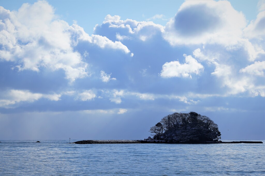 雲と海と島