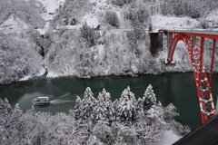 赤い橋と船と雪