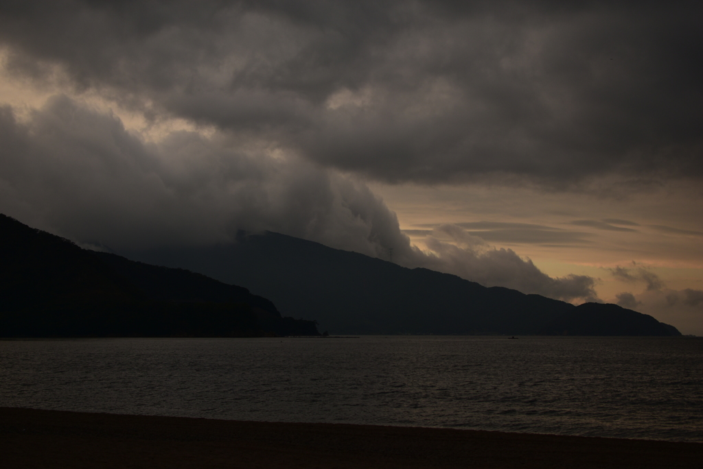 雲に飲まれる敦賀半島