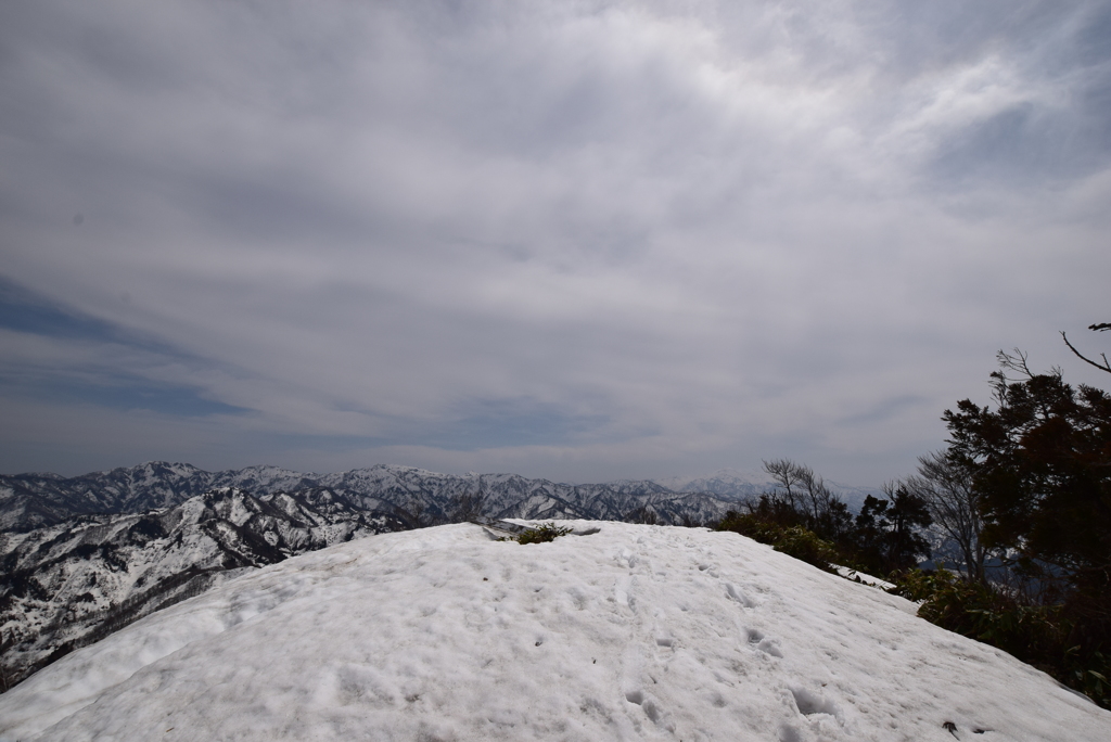 残雪の口三方岳山頂
