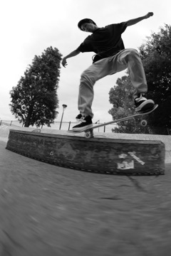 Back nose grind 