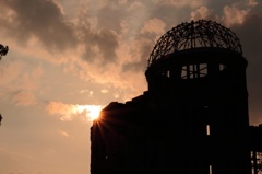 原爆ドームと夕日