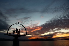 湊山公園の銅像と夕焼け