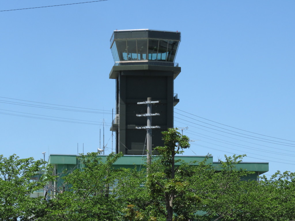 青空と管制塔