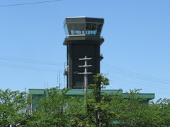 青空と管制塔