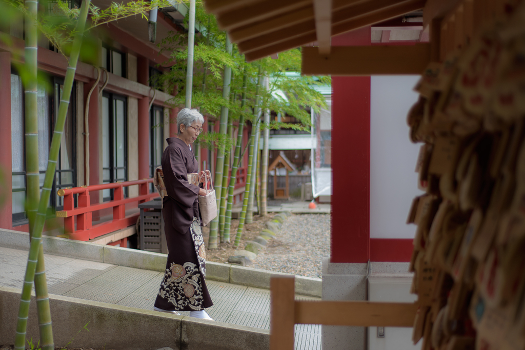 La madame en kimono que se balader calme