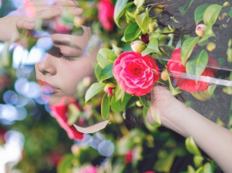 女性と花