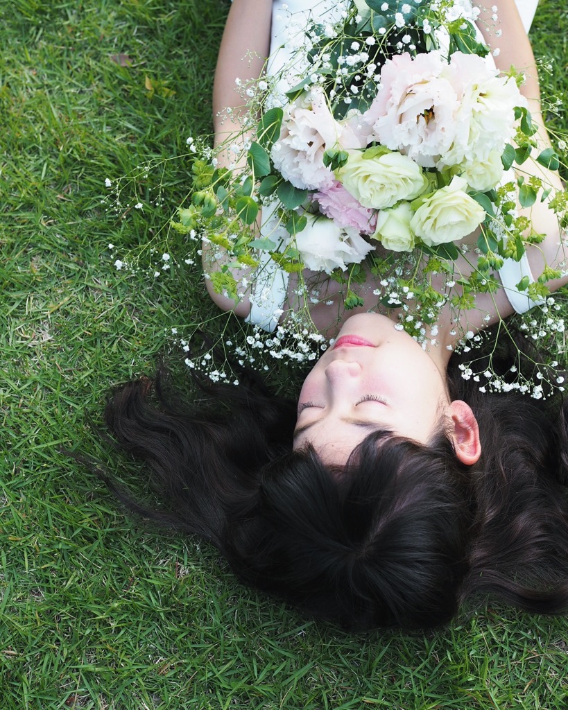 女の子と花