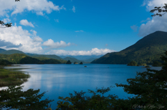 秋元湖湖畔から