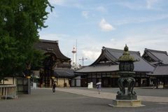 本願寺境内から京都タワーを望む。