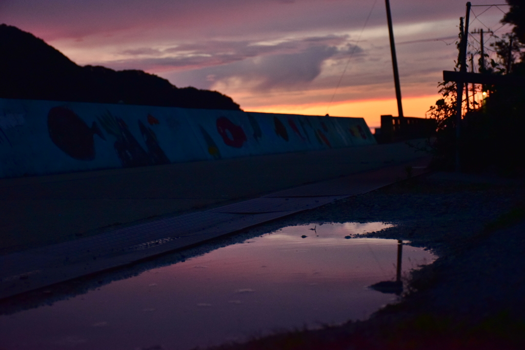 夕焼けと水溜まり