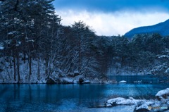青く輝く。