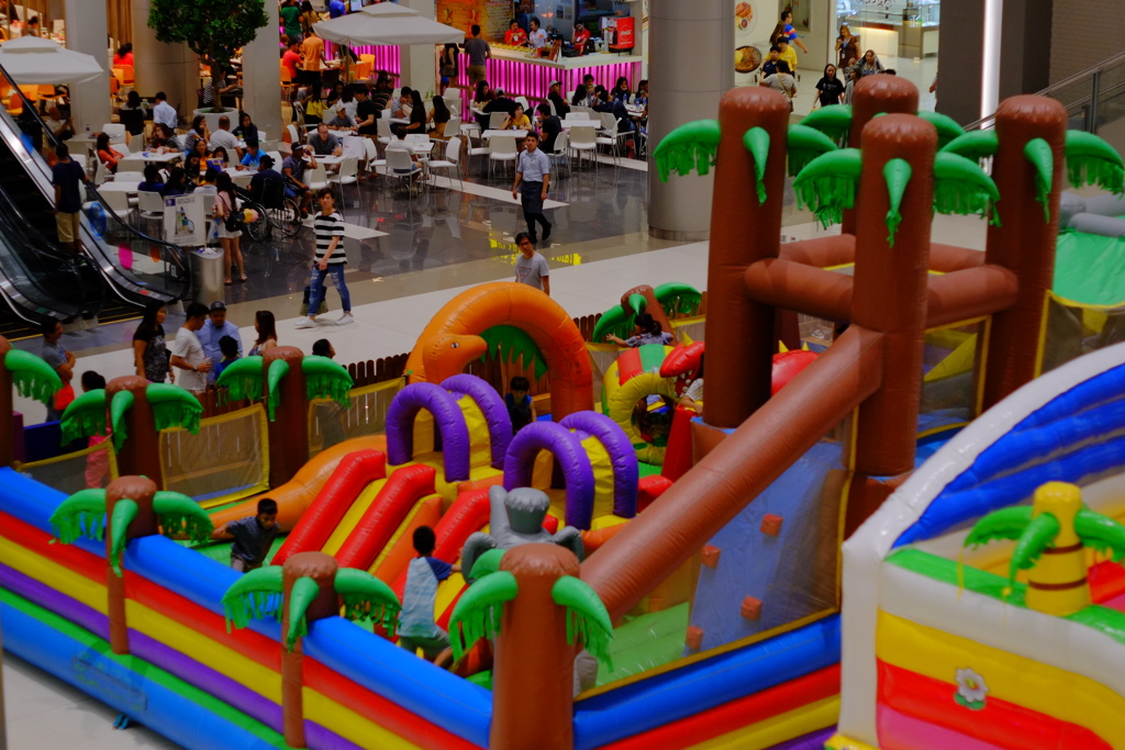 デパートの中の遊技場 1