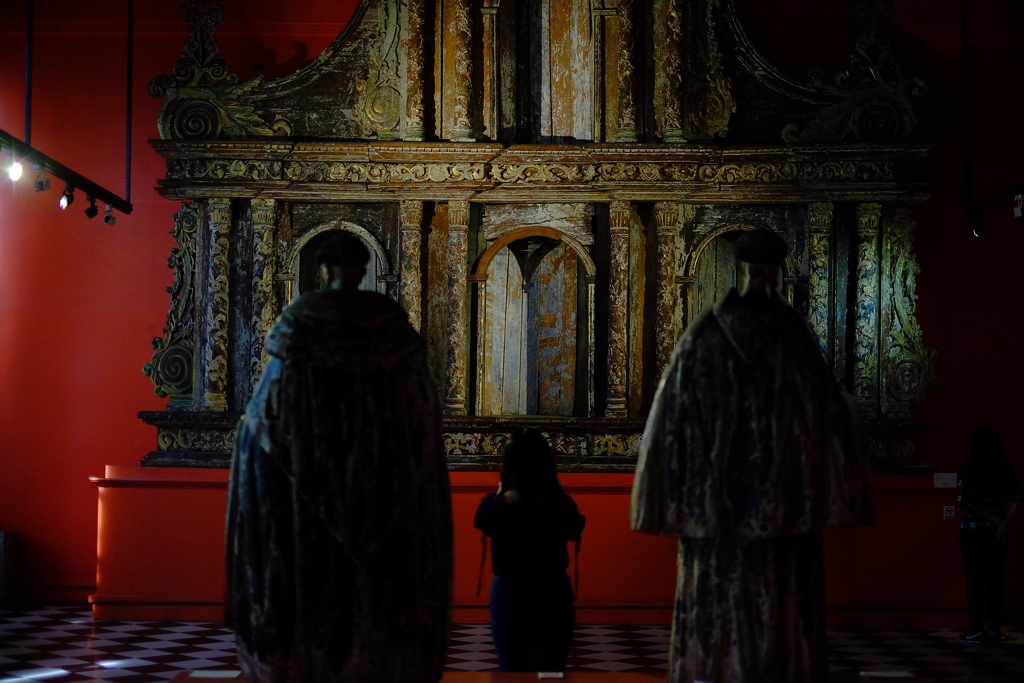 マニラ国立博物館　カメラの人、後ろで見られてますよ。