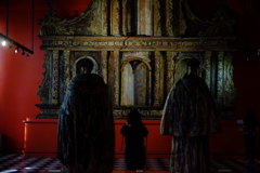 マニラ国立博物館　カメラの人、後ろで見られてますよ。