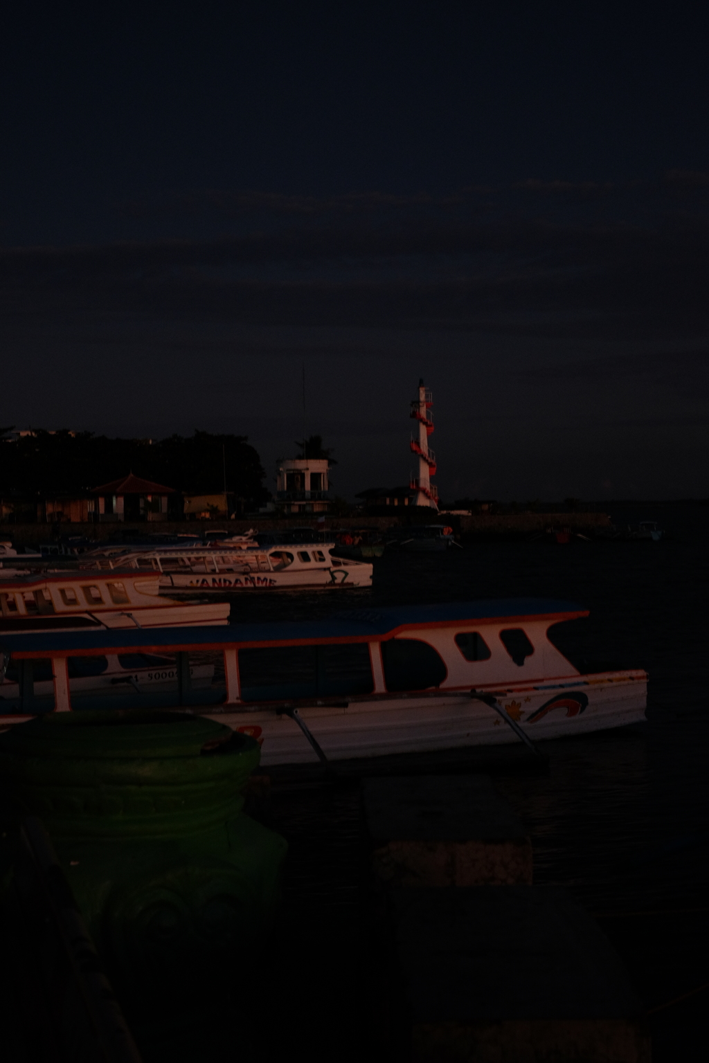 朝焼けに染まる船