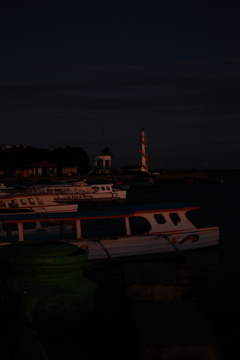 朝焼けに染まる船