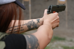 タトゥーと銃