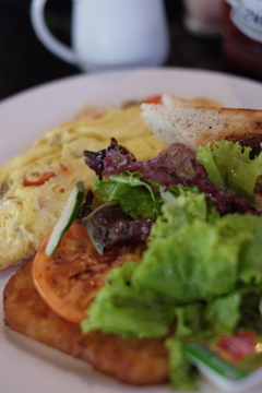 日曜日の朝はカフェで朝食を