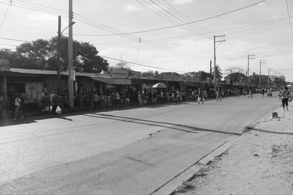 マーケット入場規制の長い列