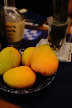 家の近くで採れたマンゴー