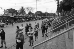 ロックダウンの朝、市場に入るのにも順番待ち