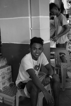 市場のハンサムボーイ