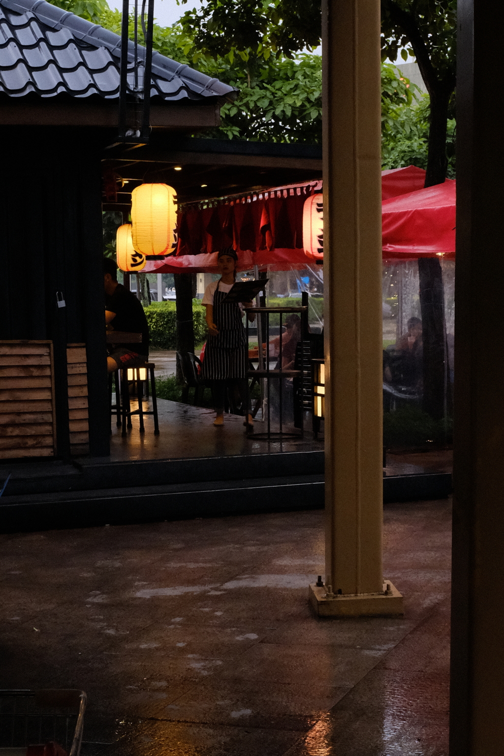 野外営業　雨の光景