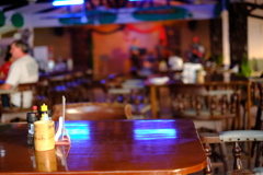 海沿いのホテルのバー