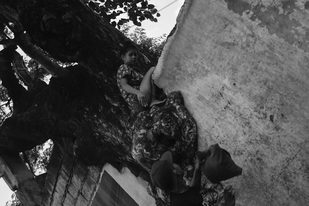 マニラの下町 ２　塀を超えた先には...