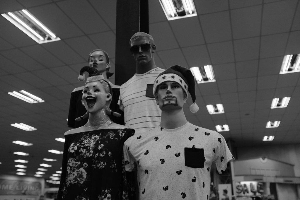 いらっしゃいませ！　陽気なマネキン