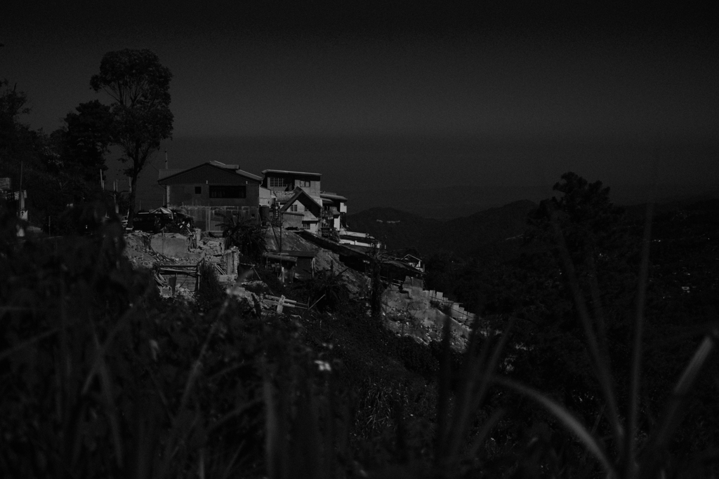 傾斜に住む